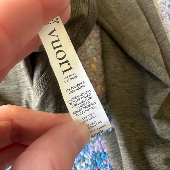 💪Vuori Cresent After Yoga 1/2 Zip Top💪 - Picture 7 of 10